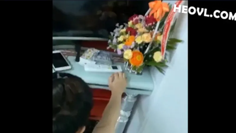 Không chịu đi tắm vì nứng quá cần xoạc luôn !