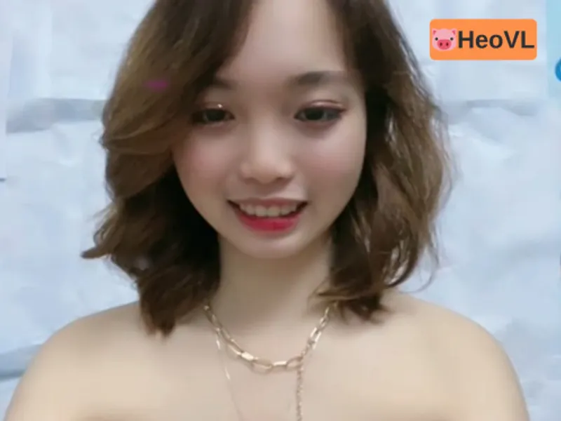 Em học sinh cấp 3 quay cận cảnh cái bướm to hồng hào