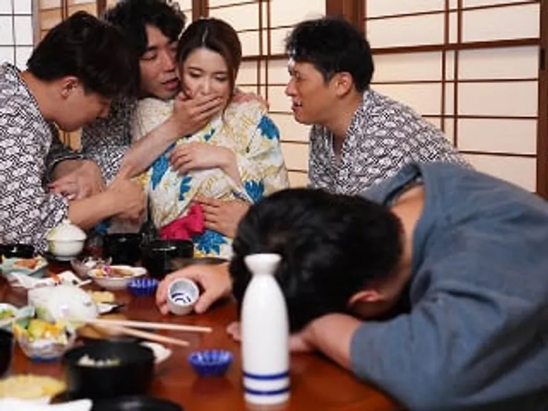 đưa bà xã đi suối nước nóng, gã chồng không biết người vợ bị người khác địt sấp mặt