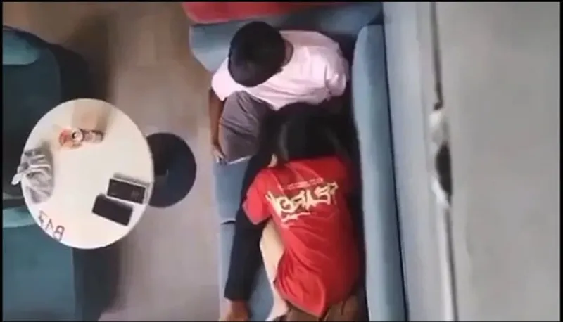 Quay lén nhân tình bú mút cho em gái nơi công cộng