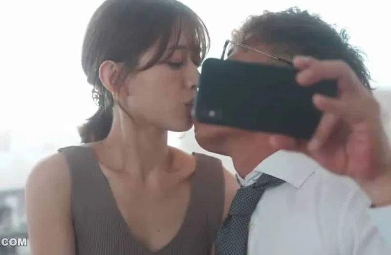 Thấy người vợ hơi lạ, gã chồng xem điện thoại người vợ và thấy cảnh nện với cấp trên của mình