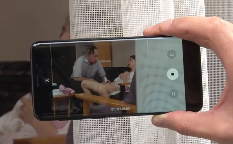 Vợ sắp cưới của con trai gian díu với bố người chồng bị gã tiền bối khu phố phát hiện