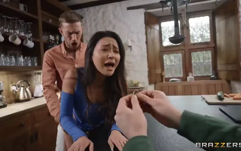 Lên đỉnh khi được em người yêu cầu hôn, nhưng có gì đó sai sai