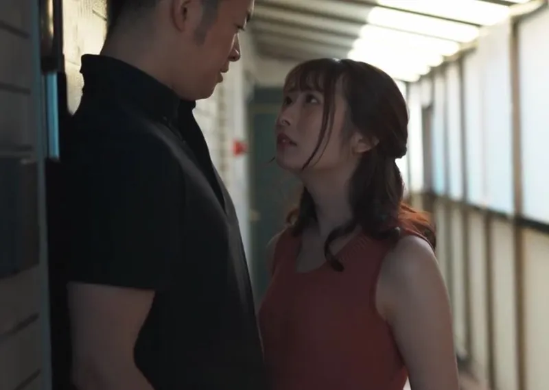 Người vợ mang thai, tôi bị cuốn hút bởi người vợ nhà sát bên thường ở nhà một mình