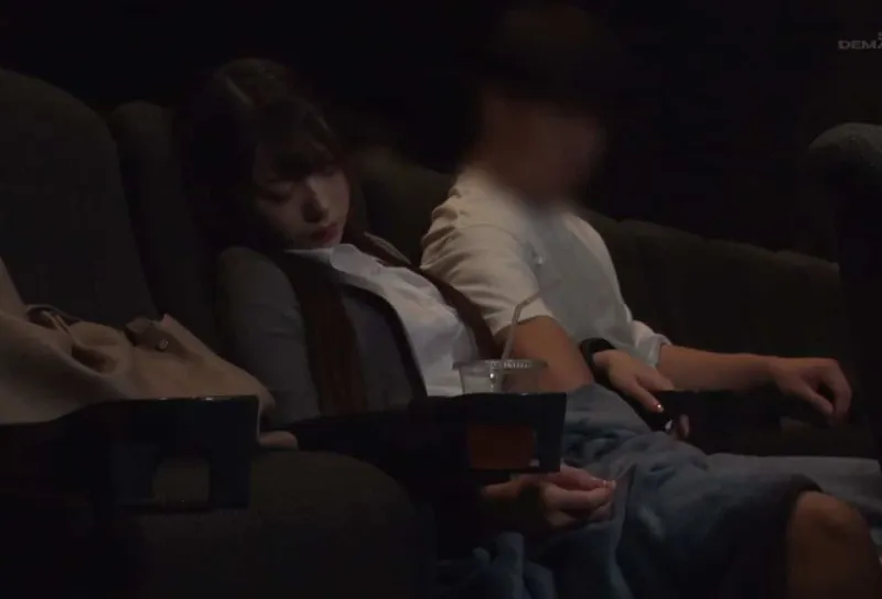 Thanh niên tranh thủ thẩm du em người yêu văn phòng ngủ gục ở rạp phim