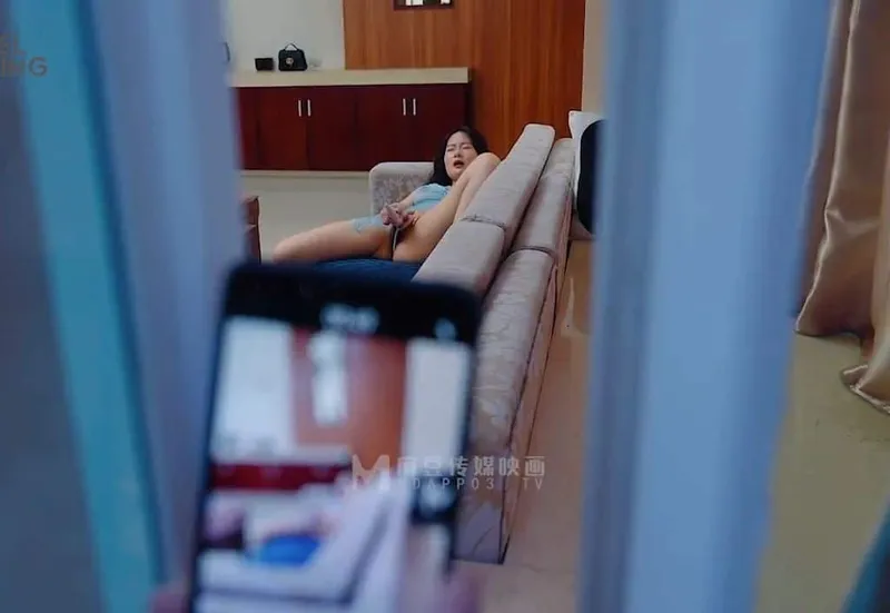 đột nhập làm tình em nhà sát bên đang thủ dâm