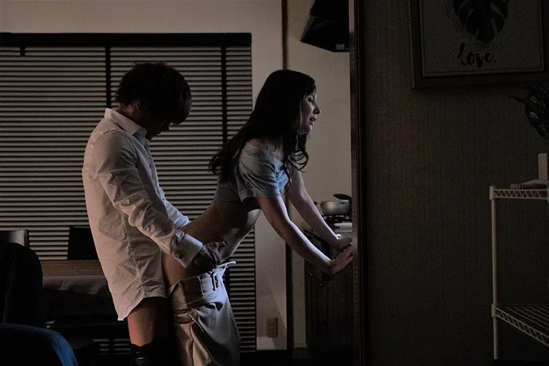 Tiền bối đi công chuyện, cậu nhân viên đến nhà địt bà xã ông ấy