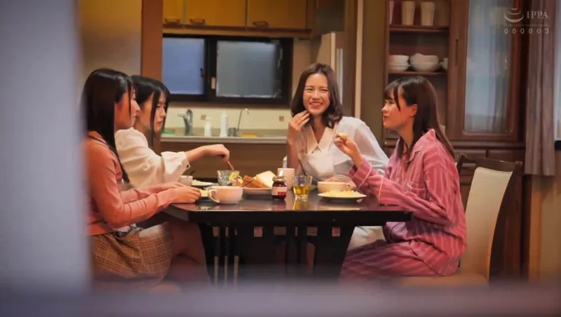 Bố đi vắng, 4 tí tẹo ở nhà bị những tên côn đồ để ý tới