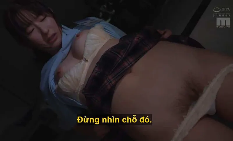 Sếp lớn mưu tính "lên giường" với cô em dưới quyền kiêu kỳ lười nhác, suốt ngày cắm mặt nhắn tin yêu đương.